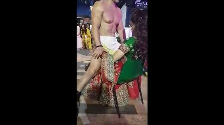 فتاة صحراوية تستمتع براقص تعري قبل الزفاف xxx فيلم هندي xxx.mp4