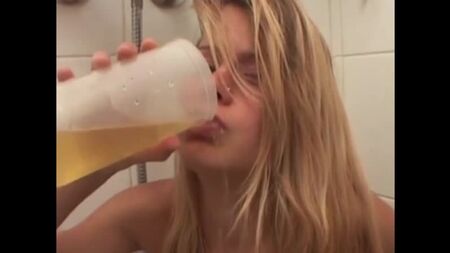 amateur_pissslut_swallow تشرب البول بصدمة، بصق في الفم، بول وبصق