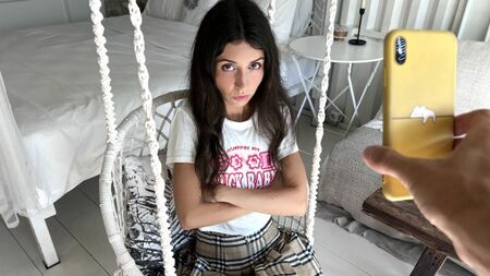 اكتشف زوج الأم أن ابنة زوجته كانت تتصرف في الأفلام الإباحية، فشعر بالصدمة!