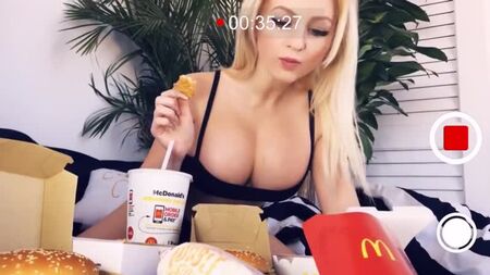 YesBabyLisa - فتاة مثيرة مثيرة ذات صدر كبير تأكل ماكدونالدز - أفضل انستجرام للياقة البدنية