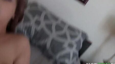 يمارس الجنس مع زوجين شابين في نزل