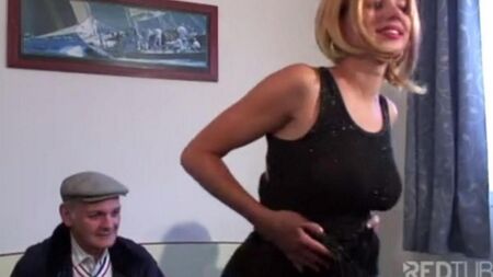 أمر الرجل العجوز عاهرة شابة إلى منزله