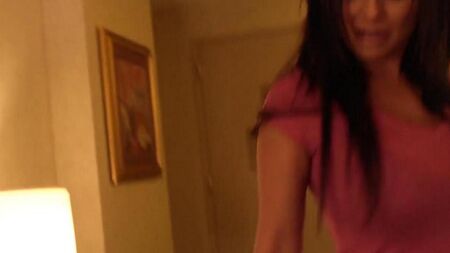 أخذ رجل صديقته الجديدة إلى الفندق