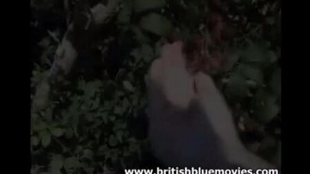 جنب الأعراق مع سيدة ناضجة في الطبيعة