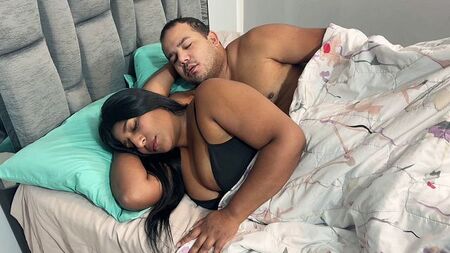 استيقظنا معًا وشعرنا على الفور بقضيبك يضغط على مؤخرتها