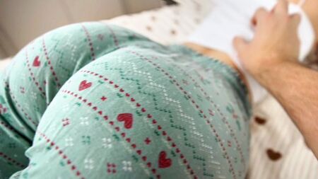 مؤخرة فاتنة تُثير جنونك، وتحرمك من السلام