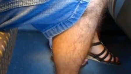 تسلق يده للمرأة تحت التنورة وبدأ في سحق المهبل بأصابعه