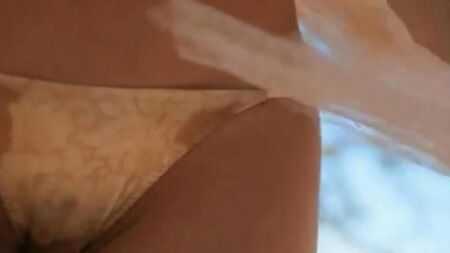 قرر رجل آسيوي جميل أن تضع بوسها للعرض
