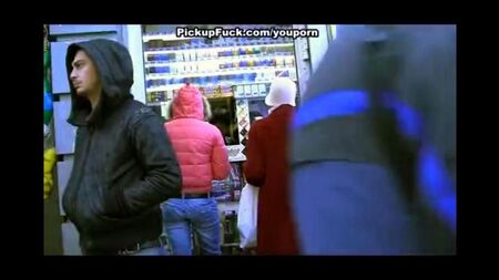 مارس الجنس مع شقراء في الشارع الذي أمر به