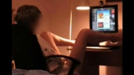 أمام كاميرا الويب ، وضعت كس بلدي للمراجعة العامة