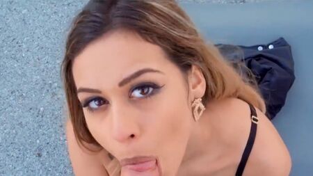 لسانها يدفعني إلى الجنون