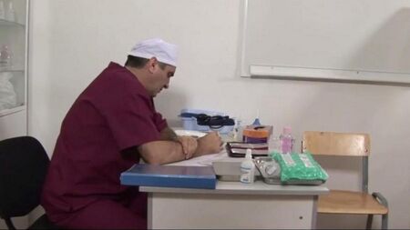 قام الطبيب بإدخال المريض ببسط كس