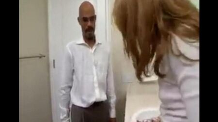 طالب شاب يعرف جيدًا ما يجب فعله مع أحد الأعضاء