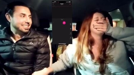 الفتاة تحصل على هزة الجماع في السيارة بينما أصابع الديك له