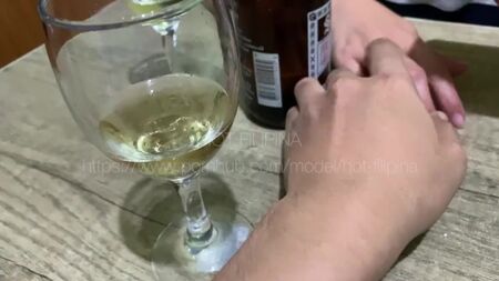 شرب الجمال البالغ القليل من النبيذ ويريد الجنس
