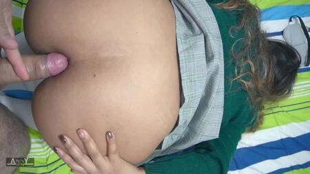 تختبر تلميذة لطيفة أول تجربة جنسية مؤلمة لها عن طريق الشرج. جنس حقيقي للهواة