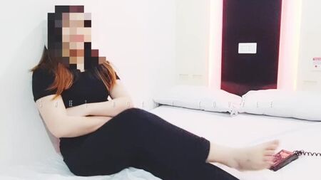 الفتاة تخفي وجهها وتقفز على أحد الأعضاء للنهب
