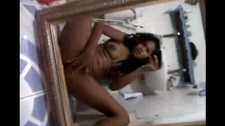 Nigersha العاري يطلق النار على الكاميرا على الهاتف