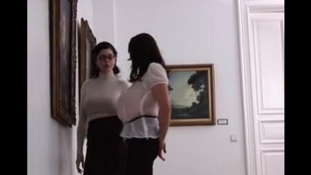 الثدي الكبيرة من اثنين من السحاقيات في المتحف