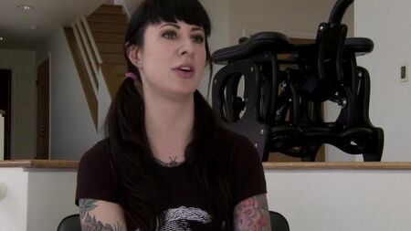يدعم لسانه