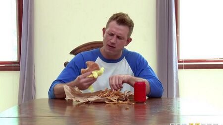 يشاهد الزوج كزوجة ملاعين نفسها كخيار