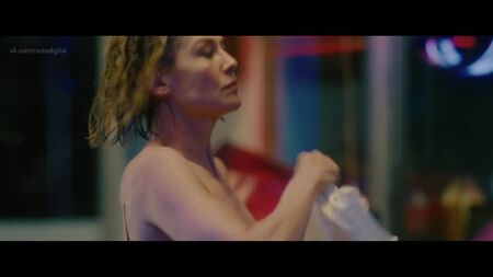 روزاموند بايك عارية (ملابس شفافة) - فيلم «I Care a Lot» (2020) بدقة HD 1080p - مشاهدة عبر الإنترنت / روزاموند بايك - المحتالة