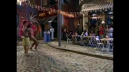 جوليانا بايس شبه عارية استعداداً للكرنفال!