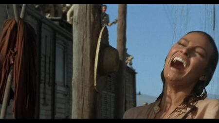 راكيل ويلش عارية - فيلم «100 بندقية» (1969)