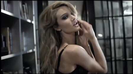 روزي هنتنغتون-وايتلي (Rosie Huntington-Whiteley) ترتدي ملابس داخلية من ماركة Agent Provocateur (2008) eng