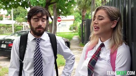 الطلاب يمارسون الجنس عند لقائهم. فيديو إباحي مع Blake Blossom و Nade Nasty