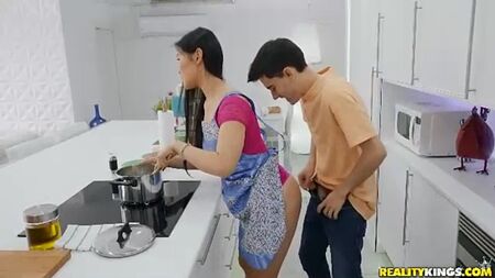 الطبخ مع كاتانا - XFantazy.com.mp4