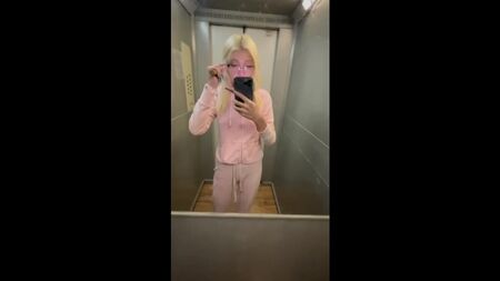 يوليا فينيس وهي تحمل سكينًا