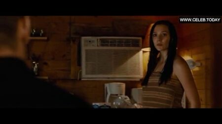 إليزابيث أولسن - مشاهد جنسية صريحة - صدر مكشوف - فيلم «أولد بوي» (2013)