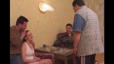 عمه في حالة سكر مع الأصدقاء يصنع سفاح القربى مع ابنة أخي