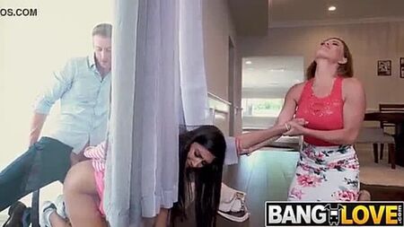 صديقة عالقة في الباب - فيديو إباحي 18+