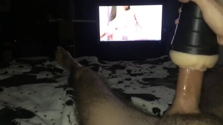 يستمني أثناء مشاهدة الأفلام الإباحية باستخدام جهاز الاستمناء