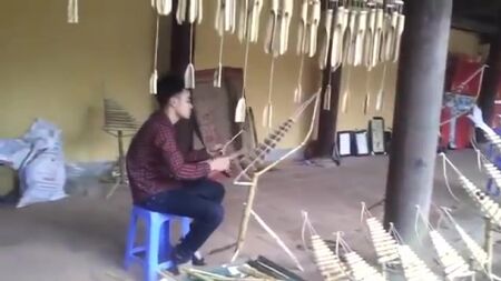 "فراشة الربيع" في عزف ارتجالي على آلة "ترونغ"