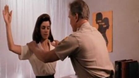 مقطع لسينثيا جيب من فيلم «Death Warrant»