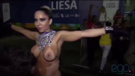 موكب "كارنفال المرأة البطيخة" يمرّ والثديان مكشوفان، جميل ورائع | Brazilian Girls braziliangirls