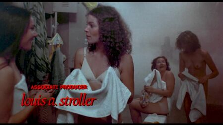 سيسي سبيسك، نانسي ألين، إيمي إيرفينغ، سيندي دالي عاريات - فيلم «كاري» (1976)