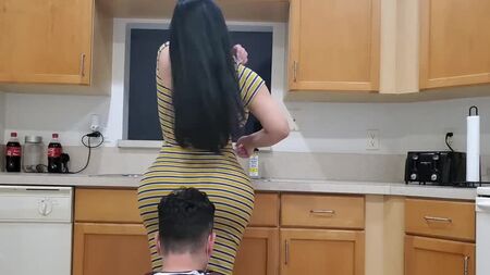 زوجة الأب ذات المؤخرة الضخمة لا تستطيع الخروج بسبب إغلاق المدن بسبب فيروس كورونا، لذا تمارس الجنس مع ابنها. إباحي|Порно|مؤخرة كبيرة|ثدي كبير|سفاح القربى