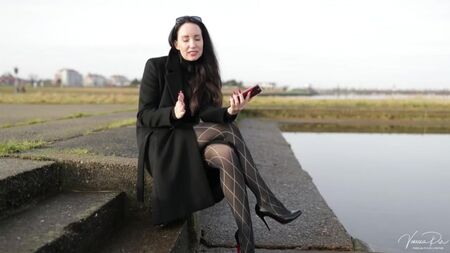 معطف طويل من Wolford Tights - الأسئلة الشائعة - أسئلة وأجوبة - الأسئلة الشائعة الموجهة إلى فانيسا بور من pureGLAMtv