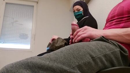 رجل يستمني في طابور التطعيم ضد فيروس كورونا