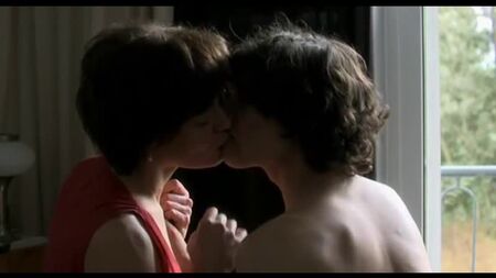 مشهد جنسي حقيقي في فيلم بين أم وابنها [سينما كلاسيكية، مشاهير، عاهرة، فاسقة، إباحية، ثدي، حليب، أم، ميلف، ناضجة، اغتصاب قسري، مثير]