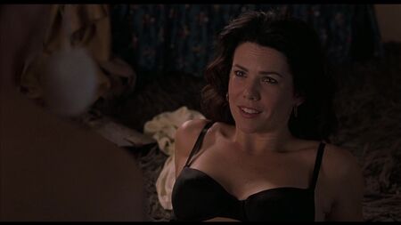 لورين جراهام مثيرة، ليزا روس عارية - فيلم "باد سانتا" (2003) بدقة 1080p