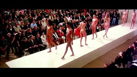 عارضات عاريات على منصة العرض..mp4