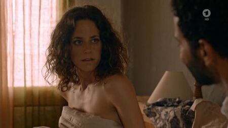 أنيا كناور عارية - طبيبة الجزيرة الموسم 1 الحلقة 1 (2018) HD 720p مشاهدة عبر الإنترنت / أنيا كناور - طبيبة الجزيرة