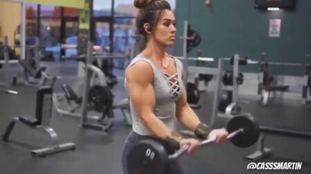 FemaleFitnessReset - تمرين كاساندرا مارتن: الفتاة ذات العضلات