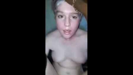 مراهقة هاوية تشهد أول هزة جماع مع رجل أسود