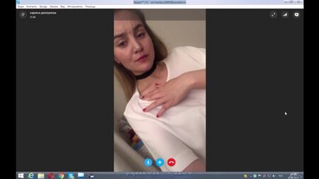 فتاة روسية عارية تُظهر ثدييها ومهبلها عبر سكايب في موسكو